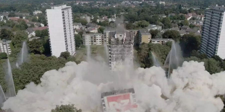 Das Hochhaus «Weisser Riese» fällt in sich zusammen. Foto: --/Stadt Duisburg/dpa