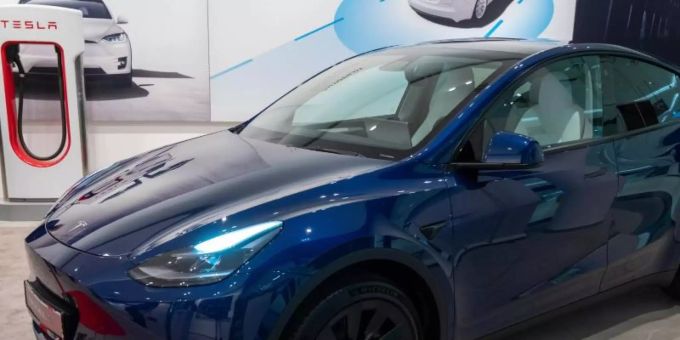 Das Model Y kommt zunächst aus China, soll aber in Grünheide gebaut werden, wenn das Werk fertig ist. Foto: Christophe Gateau/dpa Das Model Y kommt zunächst aus China, soll aber in Grünheide gebaut werden, wenn das Werk fertig ist. Foto: Christophe Gateau/dpa
