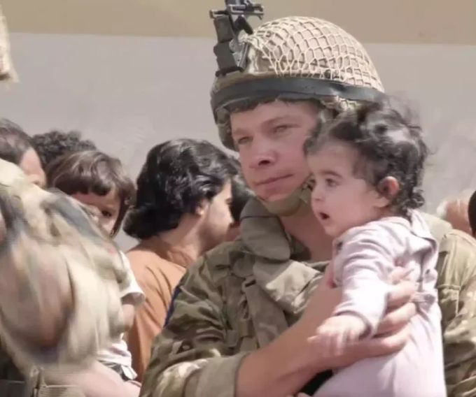 Ein US-Soldat mit einem Baby. Taliban