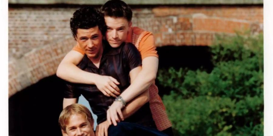 Die Teenager Nathan (Charlie Hunnam, l-r), Stuart (Aidan Gillen) und Vince (Craig Kelly) sind die Hauptdarsteller der Serie «Queer as Folk». Foto: Arte