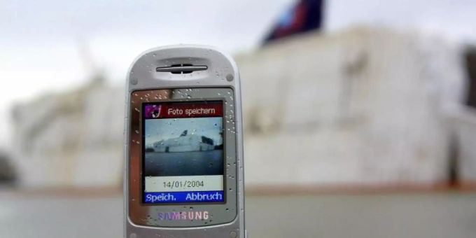 2004: A Samsung phone with a camera.  Photo: Ingo Wagner / dpa