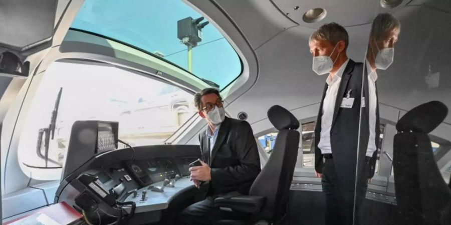Bundesverkehrsminister Andreas Scheuer (l) und Tobias Fischer, Leiter Technik Fahrzeuge der Deutschen Bahn AG, in einem dieselbetriebenen ICE-Testzug. Foto: Patrick Pleul/dpa-Zentralbild/dpa