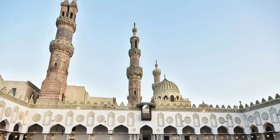 Ägyptische Muslime besuchen das Eid al-Adha-Morgengebet in der Al-Azhar-Moschee. Das Opferfest Eid al-Adha gilt als wichtigste islamische Feier und wird von Gläubigen auf der ganzen Welt gefeiert. Es erinnert an die Bereitschaft Abrahams, einen seiner Söhne zu opfern, um seinen Glauben zu beweisen. Foto: Sayed Hassan/dpa