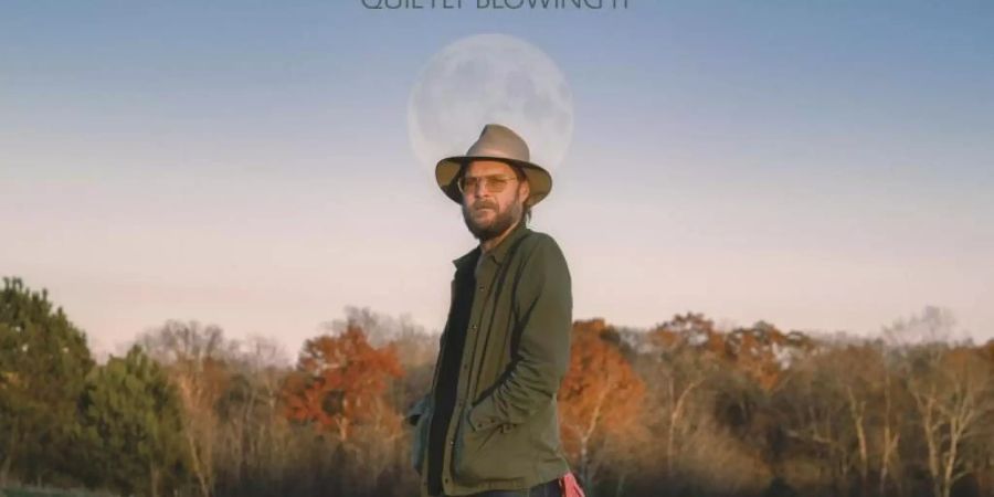 Cover des Albums «Quietly Blowing It» von Hiss Golden Messenger. Foto: Chris Frisina/Cargo Records GmbH/dpa