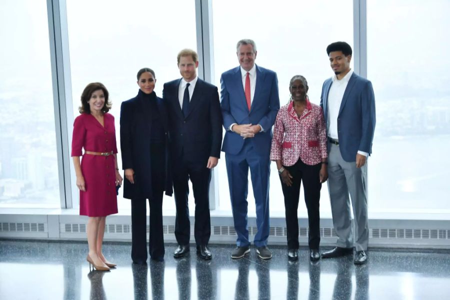 Von links: Gouverneurin Kathy Hochul, Meghan Markle, Prinz Harry, Bürgermeister Bill De Blasio, Chirlane McCray und Dante de Blasio.