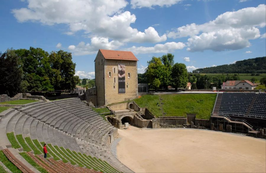 Der Turm des Amphitheaters wurde wohl im 11. Jh. aus römischen Mauersteinen errichtet und ist einer der ältesten mittelalterlichen Wehrtürme der Schweiz.