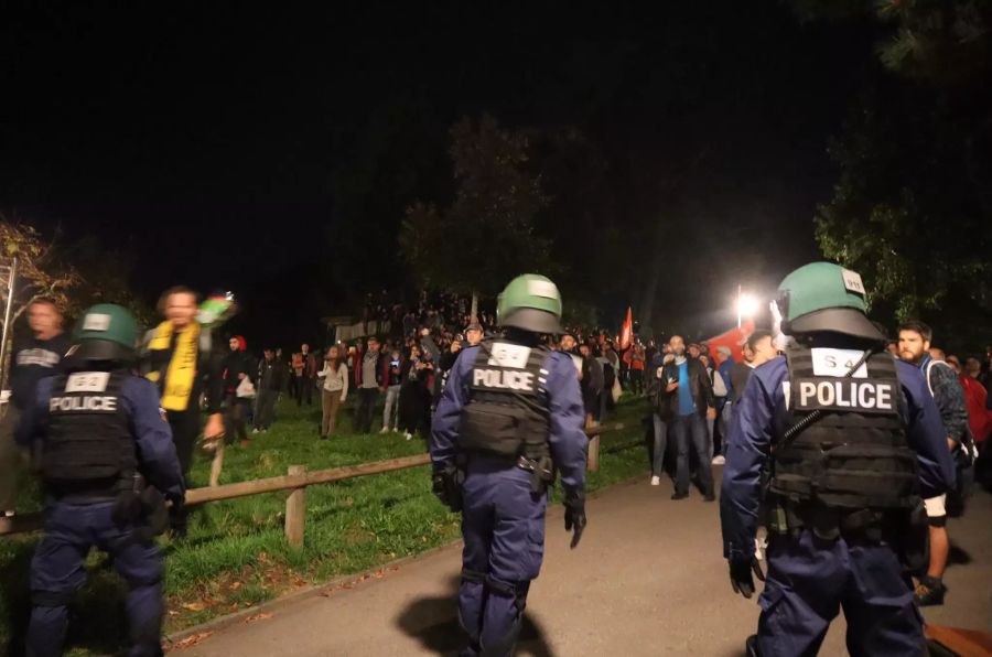 Die Polizei versperrt auch bei der Kleine Schanze dem Demonstranten den Weg.