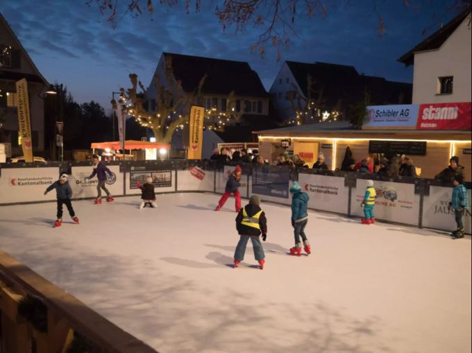 Winterzauber Muttenz mit Festhütte und Eisbahn auf dem Dorfplatz. Gewerbeverein KMU Muttenz