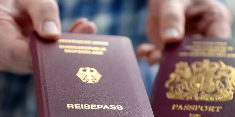 Bis auf wenige Ausnahmen reicht ein Personalausweis nicht mehr aus, um in Grossbritannien einzureisen. Foto: Britta Pedersen/zb/dpa