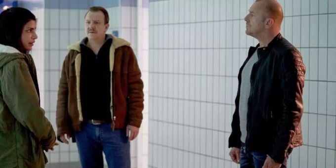 Ingo Thiel (Heino Ferch, r) und sein Kollege Winni (Ronald Kukulies, M) befragen die Schwimmtrainerin Lisa Fechner (Shadi Hedayati) zum Verbleib eines Mädchens. Foto: Frank Dicks/ZDF/arte/dpa Ingo Thiel (Heino Ferch, r) und sein Kollege Winni (Ronald Kukulies, M) befragen die Schwimmtrainerin Lisa Fechner (Shadi Hedayati) zum Verbleib eines Mädchens. Foto: Frank Dicks/ZDF/arte/dpa