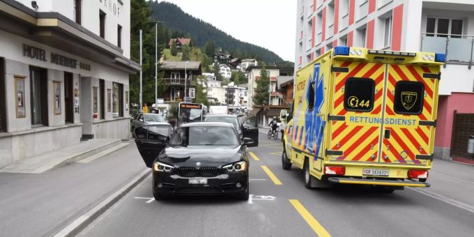 Ein Ambulanzteam des Rettungsdienstes versorgte den Knaben notfallmedizinisch. Kantonspolizei Graubünden