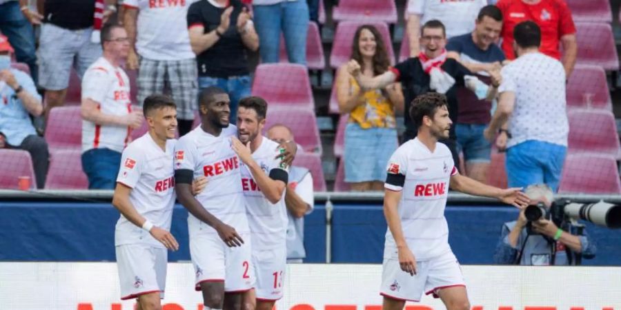 Kölns Anthony Modeste (2.v.l.) hat in zwei Saisonspielen bereits drei Scorer gesammelt. Foto: Rolf Vennenbernd/dpa