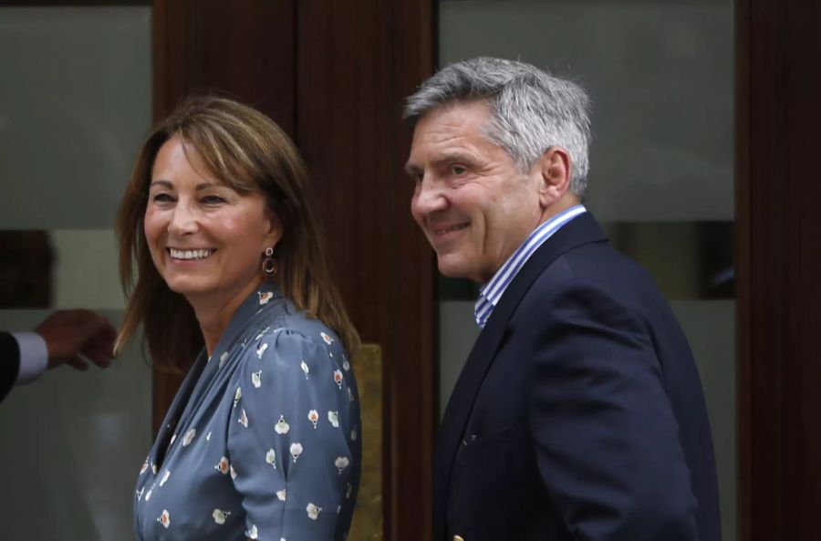 Carole und Michael Middleton besuchen ihre Tochter Kate nach der Geburt von Prinz George.