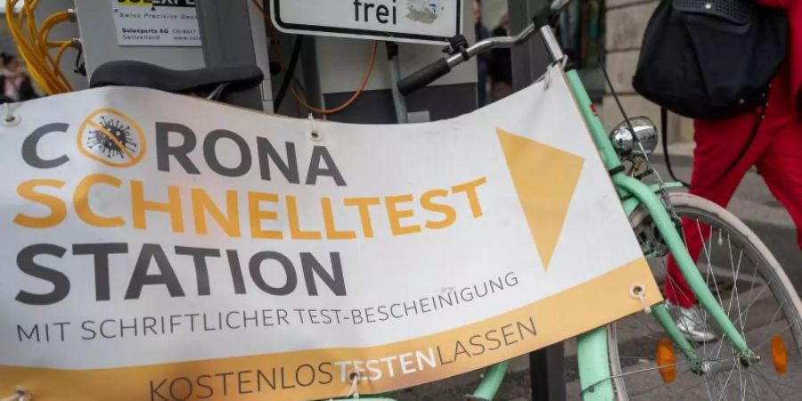 Ein Schnelltestzentrum in München. Foto: Peter Kneffel/dpa