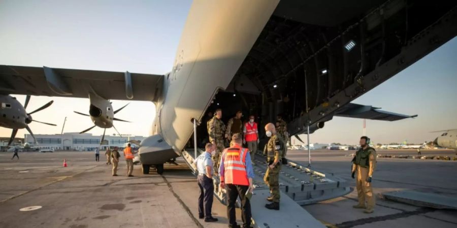 Ein Bundeswehr-Flugzeug in Taschkent in Usbekistan