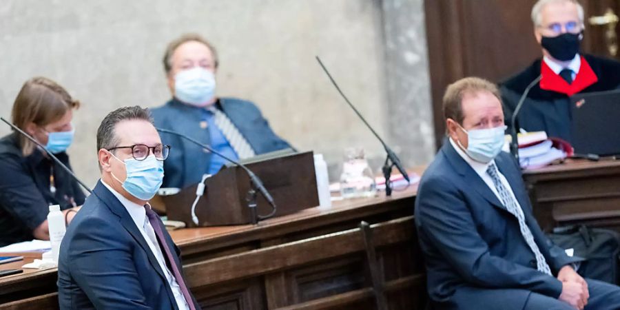 dpatopbilder - Der Angeklagte Heinz-Christian Strache (l), ehemaliger Vizekanzler von Österreich, und der Angeklagte Walter Grubmüller, Eigentümer einer Schönheitsklinik in Österreich, vor Prozessbeginn im Landesgericht Wien. Im Korruptionsprozess gegen Strache soll am 27.08.2021 das Urteil gesprochen werden. Foto: Georg Hochmuth/APA/dpa