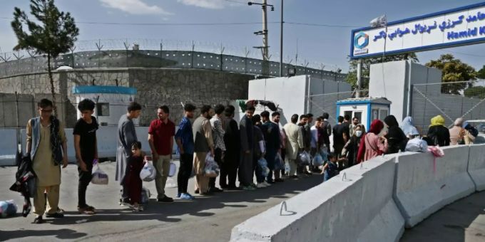 Ausreisewillige Afghanen am Flughafen Kabul Ausreisewillige Afghanen am Flughafen Kabul