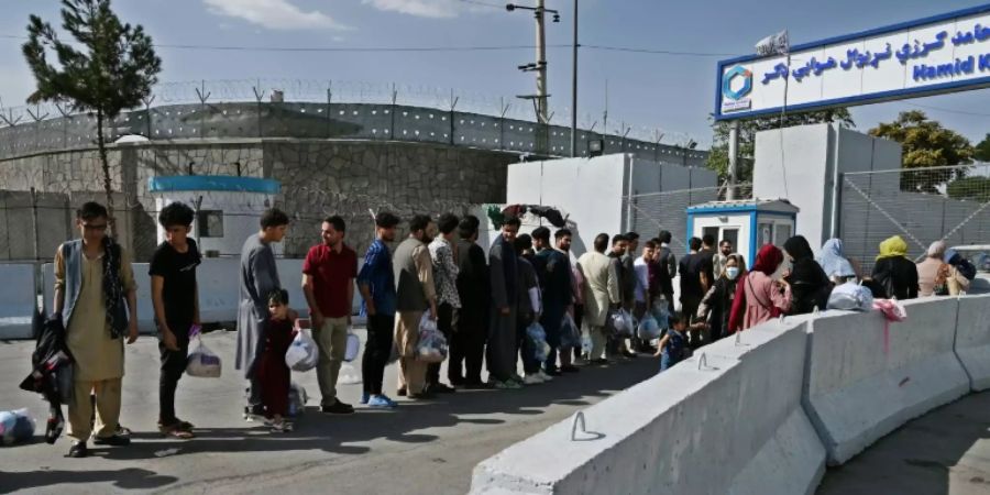 Ausreisewillige Afghanen am Flughafen Kabul