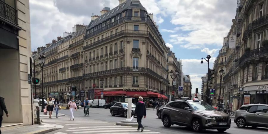 Auf einer Strasse im Zentrum von Paris gilt Tempo 30. Ab dem 30. August 2021 wird diese Geschwindigkeitsbegrenzung in der französischen Hauptstadt grossflächig eingeführt. Foto: Michael Evers/dpa