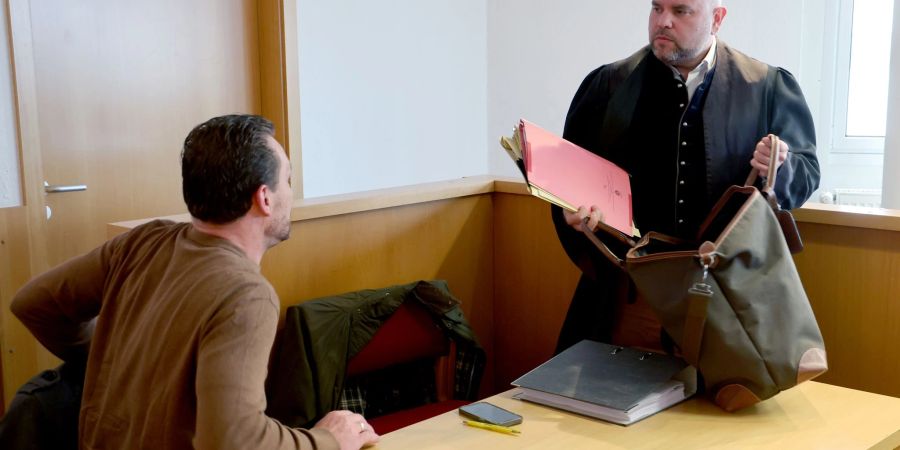 Der wegen Betrug angeklagte Bestattungsunternehmer (l-r) und sein Verteidiger Benjamin Richert im Gericht.