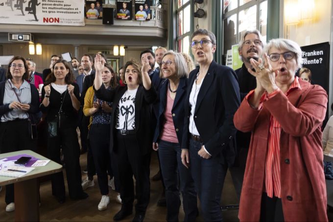 Die SP-Mitglieder jubeln bei einer Hochrechnung zum Verrechnungssteuergesetz am 25. September 2022. Verrechnungssteuergesetz OECD-Mindeststeuer