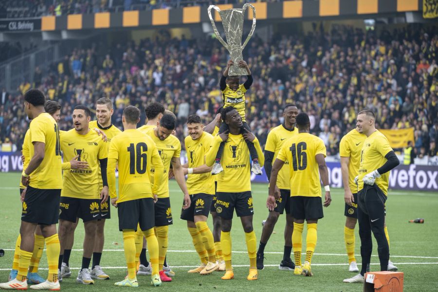 Auf dem Platz knallen die Champagner-Korken. Die YB-Spieler feiern mit den Fans.