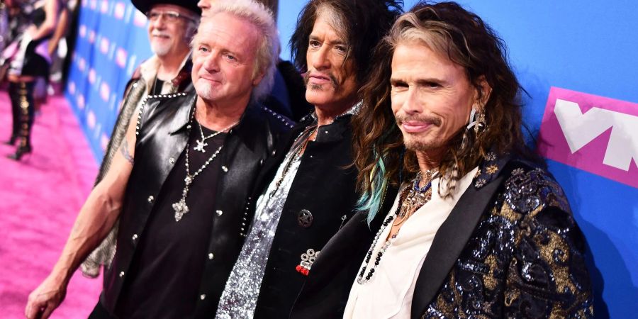 Brad Whitford (l-r), Joe Perry, Joey Kramer, Tom Hamilton und Steven Tyler von Aerosmith bei den MTV Video Music Awards in New York.