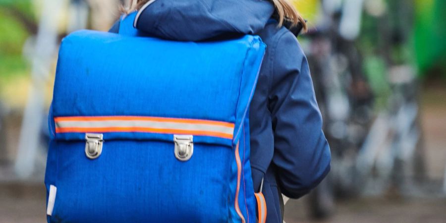 Viele Eltern bringen ihre Kinder aus Angst morgens zur Schule und holen sie später wieder ab.