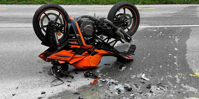Büsserach SO: Kollision zwischen Auto und Motorrad. Büsserach SO Unfall