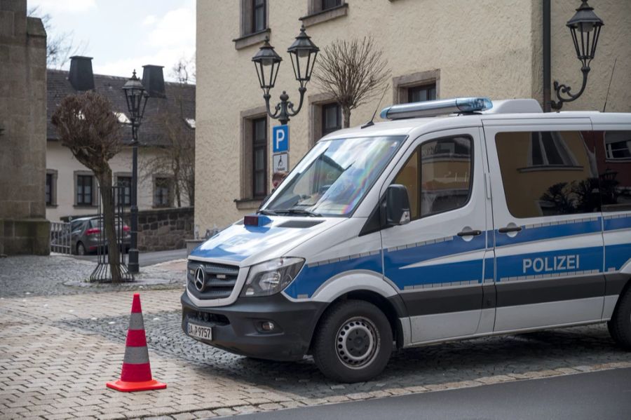 Ein Einsatzwagen der Polizei sperrt die Strasse zur Kinderhilfeeinrichtung in der deutschen Stadt Wunsiedel ab.