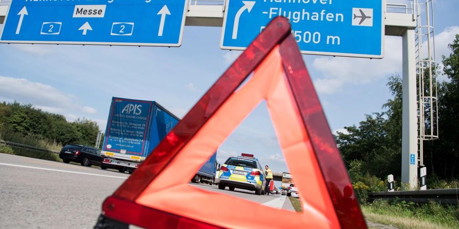 Raus aus der Gefahrenzone: Nach einem Unfall oder einer Panne bringen sich Betroffene möglichst schnell aber umsichtig in Sicherheit.