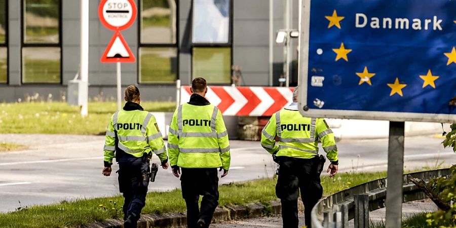 Dänische Polizisten haben die deutsch-dänische Grenze im Blick. Foto: Axel Heimken/dpa