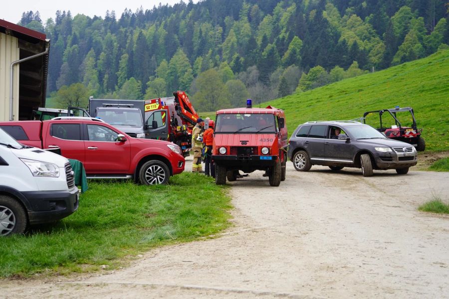 Neben der Polizei ist auch die Feuerwehr, das fedpol, die Erste-Hilfe-Einheit der Montagnes Neuchâteloises und SESE-Ermittler vor Ort.