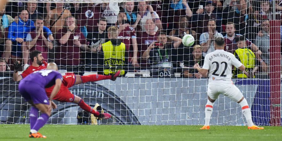 West Hams Said Benrahma trifft im ECL-Final gegen die Fiorentina per Penalty zum 1:0.