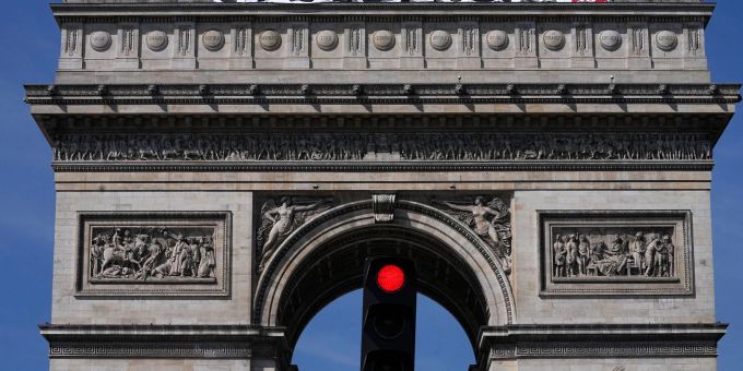Gewerkschafter haben aus Protest gegen die Rentenreform ein riesiges Transparent auf der Spitze des Arc de Triomphe angebracht (Archivbild.) Gewerkschafter haben aus Protest gegen die Rentenreform ein riesiges Transparent auf der Spitze des Arc de Triomphe angebracht (Archivbild.)