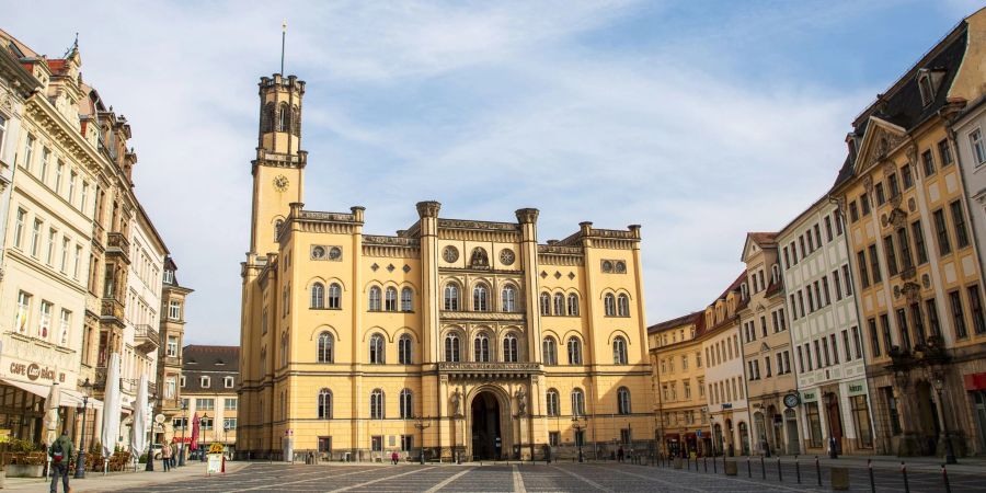 Während einer Stadtratssitzung am Donnerstagabend seien teilweise sehr aggressive Personen in den Saal gekommen, sagte Zittaus Oberbürgermeister Thomas Zenker.