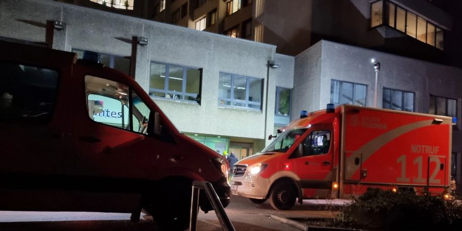 Feuerwehrleute sind am Klinikum am Urban im Einsatz.