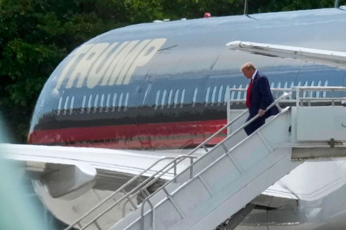 Der ehemalige US-Präsident Donald verlässt am Miami International Airport sein Flugzeug. Nach der Anklage in der Affäre um geheime Regierungsdokumente gibt er sich kämpferisch. Anklage gegen Trump