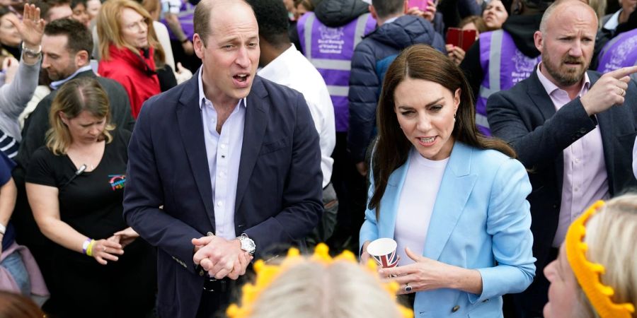 William (Mitte l), Prinz von Wales, und Kate (Mitte r), Prinzessin von Wales, mischen sich gerne unters Volk.