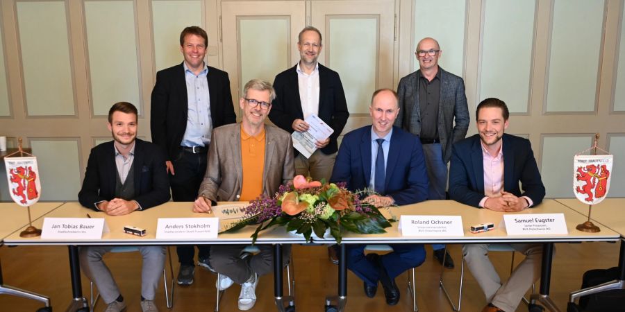 Mehrere Personen bei einer Vertragsunterzeichnung