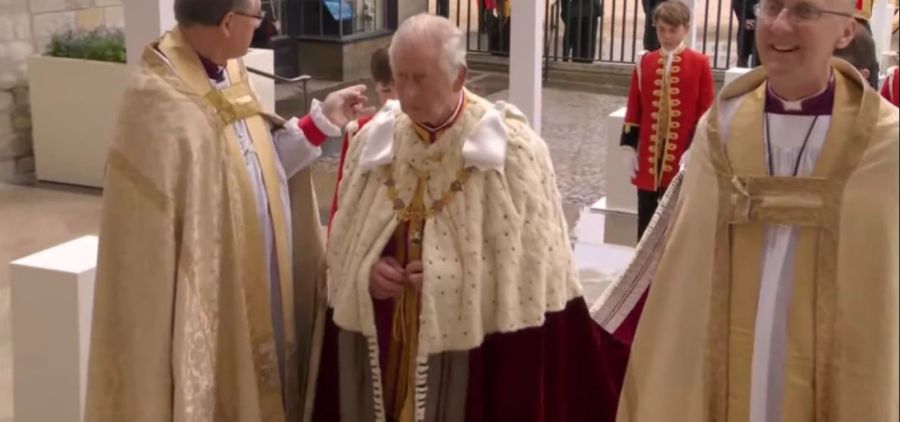 King Charles trifft in der Westminster Abbey ein - Enkel George steht als Ehrenpage im Hintergrund.