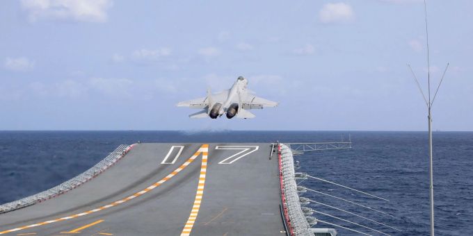 Ein chinesischer Kampfjet startet vom Flugzeugträger Shandong. (Symbolbild) Ein chinesischer Kampfjet startet vom Flugzeugträger Shandong. (Symbolbild)