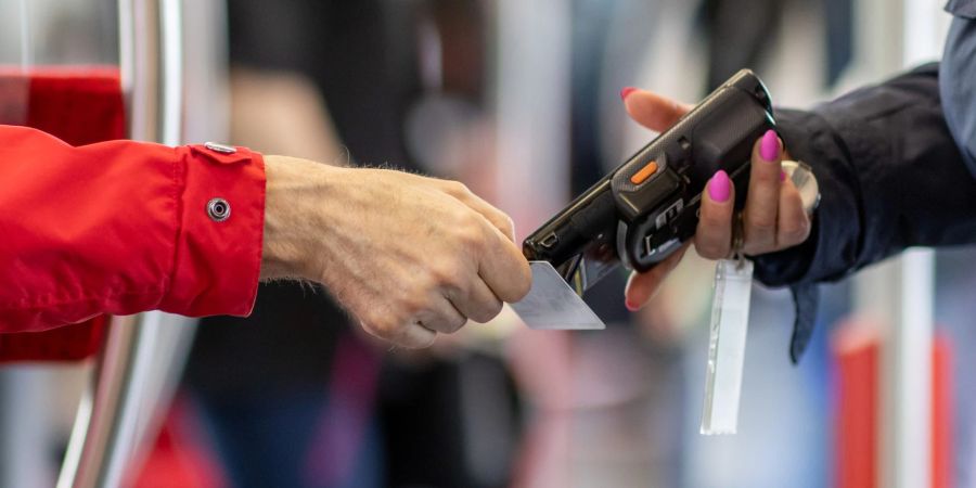 Weiterhin kommt es beim Deutschlandticket zu technischen Problemen - insbesondere bei der Kontrolle.