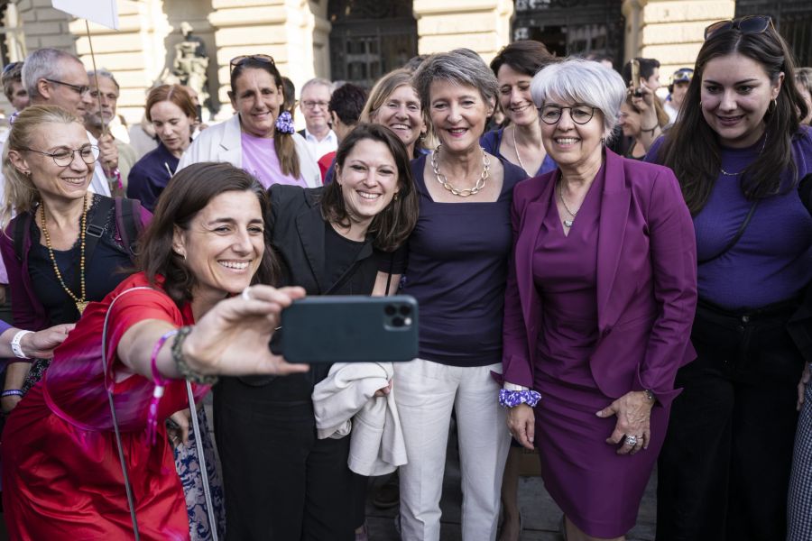 Nationalraetin Flavia Wasserfallen, SP-BE, 2. von links, macht ein Selfie mit von rechts, Nationalrätin Samira Marti, SP-BL, Bundesrätin Elisabeth Baume-Schneider, alt Bundesrätin Simonetta Sommaruga, Nationalrätin Mattea Meyer, SP-ZH, und links, Yvonne Feri, SP-AG, an der grossen Demonstration zum Frauenstreik.