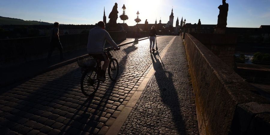 Am Freitag sind verbreitet schon Höchsttemperaturen von 17 bis 22 Grad zu erwarten, nur an der See bleibt es kühler. Das Wochenende dürfte mit Werten zwischen 19 und 25 Grad noch wärmer werden.