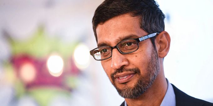 Spricht sich dafür aus, keine Technologie in die Öffentlichkeit zu bringen, auf die die Gesellschaft nicht vorbereitet ist: Sundar Pichai. Spricht sich dafür aus, keine Technologie in die Öffentlichkeit zu bringen, auf die die Gesellschaft nicht vorbereitet ist: Sundar Pichai.