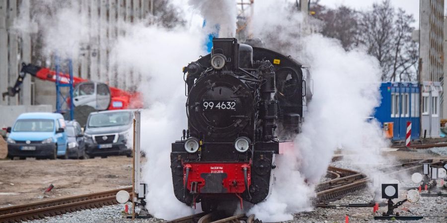 Die Dampflok 99 4632 der Kleinbahn «Rasender Roland» fährt durch den Bahnhof in Putbus auf der Insel Rügen.