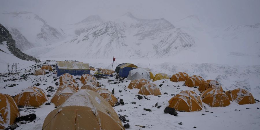 Eingeschneite Zelte stehen am vorgeschobenen Basislager in 6,500 Metern Höhe am Mount Everest, der auf tibetisch «Qomolangma» heisst.