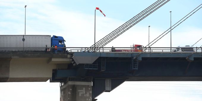 Festgeklebt - Klimaaktivisten blockieren Verkehr im Hamburger Hafen