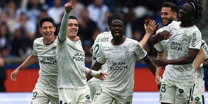 Lorient feierte einen überraschenden Auswärtssieg in Paris. Lorient feierte einen überraschenden Auswärtssieg in Paris.